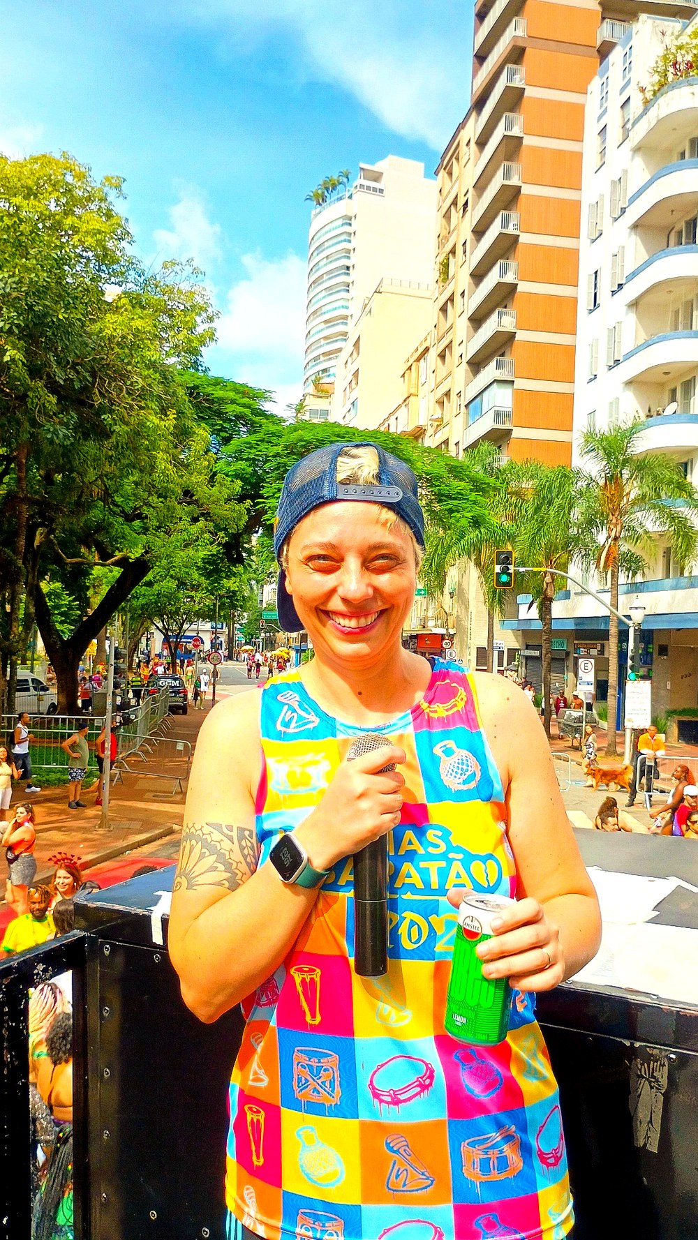 Amanda Nanoh de boné, com microfone, no bloco Dramas de Sapatão